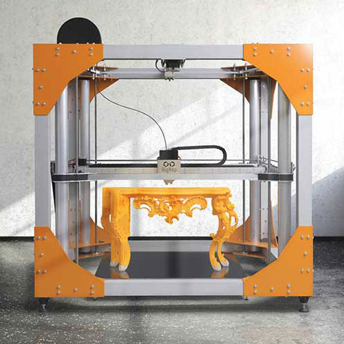 3 D Printer creating small table